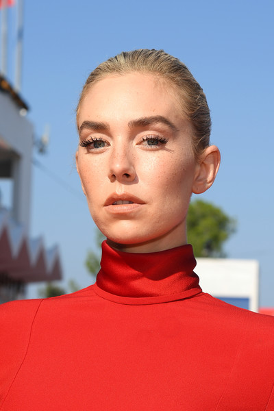 Vanessa+Kirby+Pieces+woman+Red+Carpet+77th+r_910_tO6Fpl